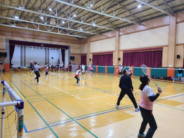 2. 학교시설개방으로 부천삼정초등학교 체육관에서 배드민턴을 즐기고 있는 시민들 모습.jpg